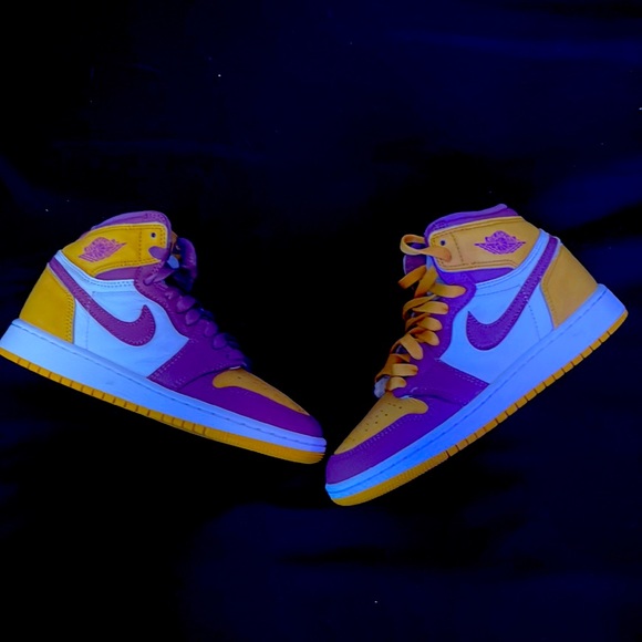 Pre used, like new great condition sneakers. Comes with both color laces. - Picture 2 of 2